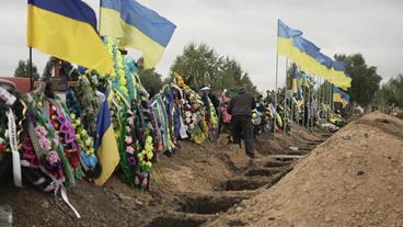 Ukraine: Gräber für die ukrainischen Opfer des russischen Angriffkrieges.