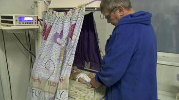 Arzt Oleh Kornijtschjuk bei Neugeborenem am Bett 