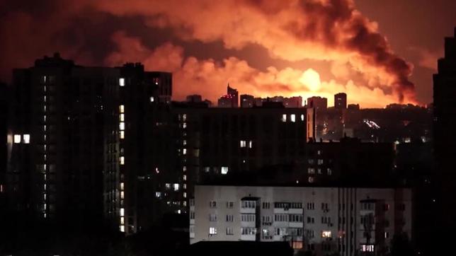 Explosionen und Feuerschein in einer nächtlichen Stadt