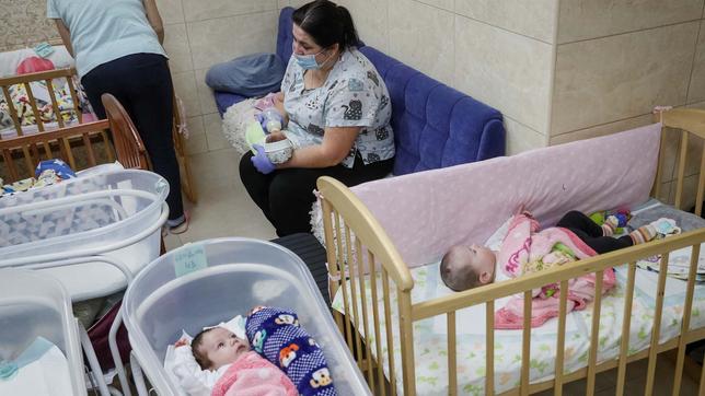Babys von Leihmüttern mit ihren Betreuerinnen