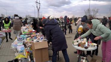 Flüchtlinge werden von Freiwilligen mit Lebensmitteln versorgt