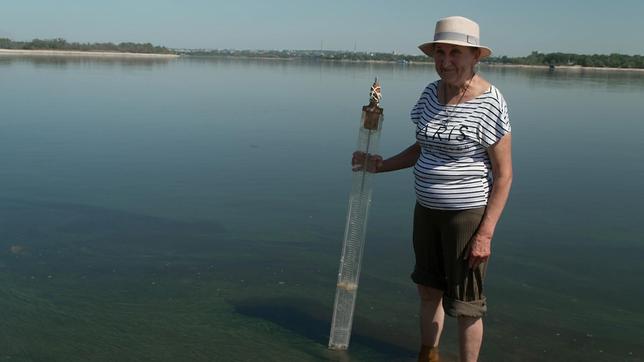 Ukraine: Nach dem Dammbruch: Lidiya checkt Wasserstand und Wasserqualität.
