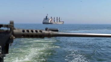 Bild: SWR Frachtschiff mit Geschütz im Vordergrund