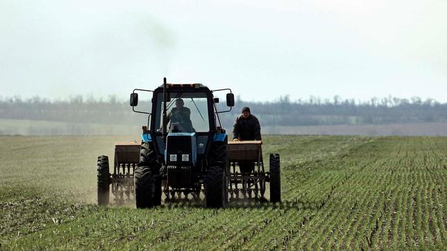 Bild: IMAGO / ABACAPRESS Traktor fährt über ein Feld