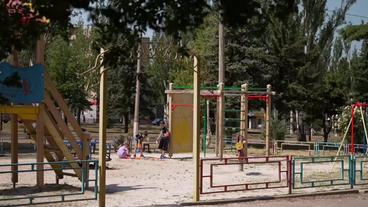Bild: WDR Ukraine: Trotz Krieg in der Nähe – Kinder auf einem Spielplatz.