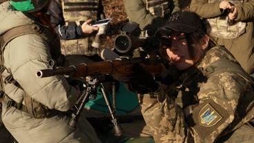 Ukraine: Ukrainische Frauen werden an Waffen ausgebildet.