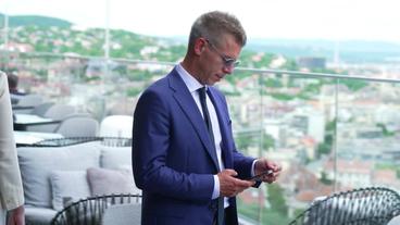 Bild: SWR Peter Magyar schaut auf sein Handy