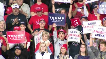 Anhänger von Donald Trump mit Schildern 