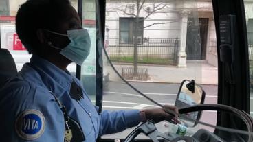 Busfahrerin mit Mundschutz 