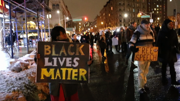Demonstanten mit Plakaten der Bewegung "Black Lives Matter" 
