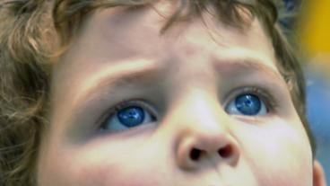Ein Kindergesicht mit blauen Augen