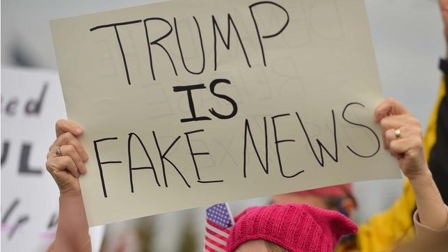 Schild mit der Aufschrift "Trump is fake news"