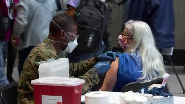 Frau wird von Soldat geimpft 