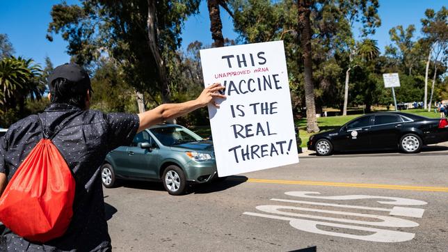 Impfgegner protestiert mit Plakat in Los Angeles