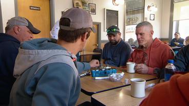 Bergmänner in Café an Tisch