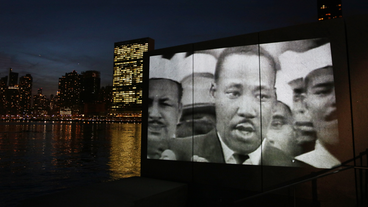 Martin Luther King auf Leinwand vor Hochhauskulisse