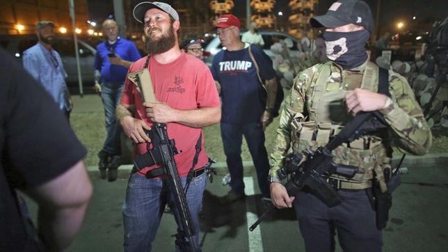 Bewaffnete Anhänger von US-Präsident Trump stehen vor dem Büro des Bezirksschreibers von Maricopa County, wo die Stimmen für die Präsidentschaftswahl ausgezählt werden. 