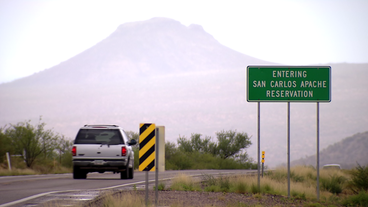 Landstraße mit Straßenschild an Grenze des Apachen-Reservat