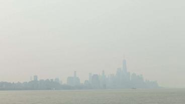 Skyline von New York im Rauch von Waldbränden 