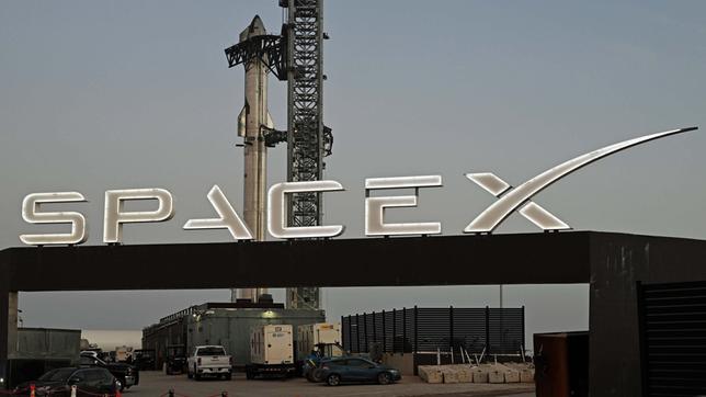 Bild: IMAGO / UPI Photo Firmengelände von Spacex mit Rakete im Hintergrund