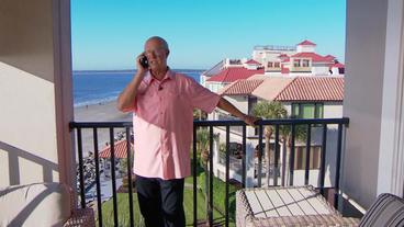 Bild: SWR Millionär Stephen Prince am Telefon in seinem Strand-Penthouse