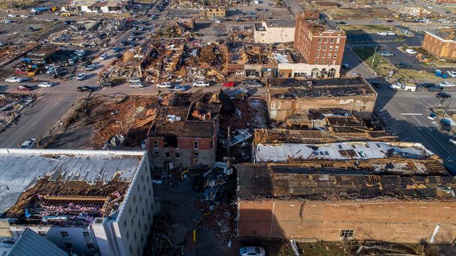 In der Innenstadt von Mayfield, Kentucky, liegen Gebäude in Trümmern