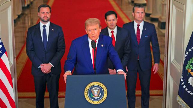 Präsident Trump bei Ansprache, im Hintergrund JD Vance, Marco Rubio und Pete Hegseth