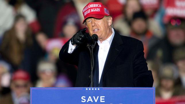Donald Trump, ehemaliger Präsident der USA, spricht auf der Kundgebung "Save America Rally"