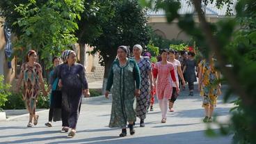 Usbekistan: Es sind vor allem Frauen, die in den Seidenspinnereien arbeiten – die Branche boomt