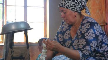 Usbekistan: Sabochan ist die Meisterin des Seidenspinnens  