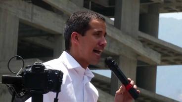 Juan Guaidó mit Mikrofon bei Rede