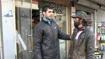 Protagonist Anwar Mohammed (r) im Gespräch mit einem Kaffeehändler in Aleppo. 