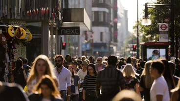 Menschen auf der Oxford Street in London 
