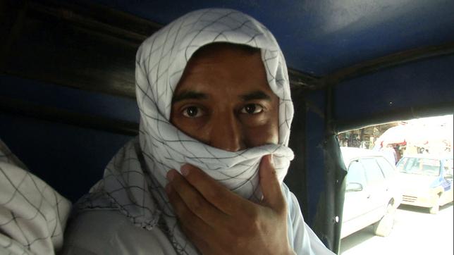 Nur verhüllt traut sich Ghulaam auf die Straße, verfolgt von den Taliban