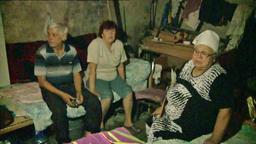 Die meisten Zivilisten sind aus dem Süden von Donezk, Ilowaisk geflohen. Die wenigen, die geblieben sind, müssen Tag und Nacht in Kellern sitzen, weil pausenlos geschossen wird.