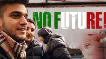 Junger Italiener, im Hintergrund Schriftzug No Future