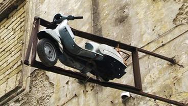 Bild: WDR/WDR Eine alte Vespa als Werbeschild