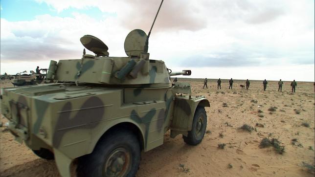 Die tunesische Armee demonstriert vor der Kamera Stärke an der tunesisch-libyschen Grenze.  