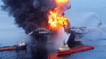 Förderplattform Deepwater Horizon geht in Flammen auf