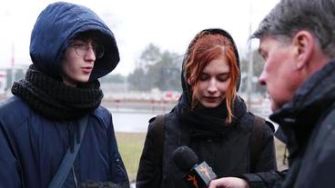 Sergej und eine Frau im Gespräch mit Udo Lielischkies.