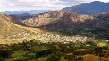 Blick auf das im Tal liegende Vilcabamba