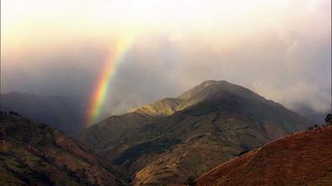 Bild: ARD Regenbogen über den Bergen