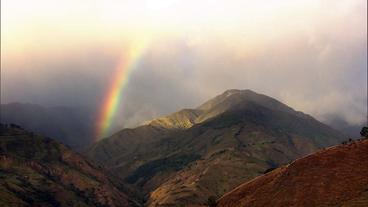 Regenbogen über den Bergen