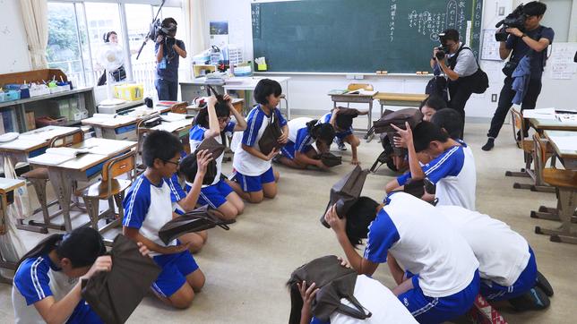 Schulkinder bringen sich bei einer Zivilschutzübung in Okinoshima am 6.9.2017 in Sicherheit