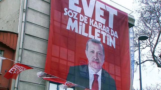 Ein Plakat für die Verfassungsänderung Erdogans