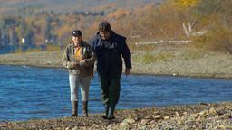 Frau und Mann am Fluss