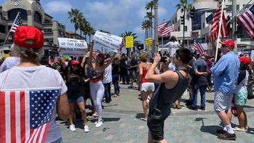Weltweit Corona: USA – Proteste gegen den Corona Lockdown am Huntington Beach, Kalifornien 