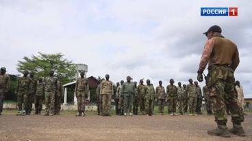 Russischer Ausbilder mit afrikanischen Soldaten 