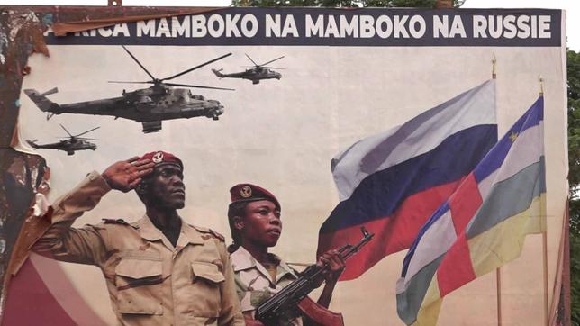 Plakat mit Soldaten sowie Fahnen von Russland und der Zentralafrikanischen Republik 