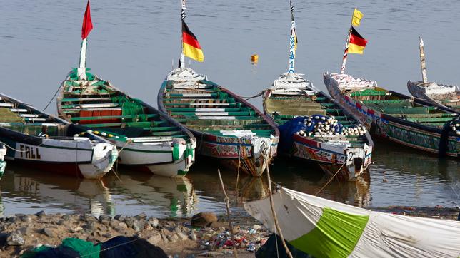 Fischerboote in einem kleinen Hafen.